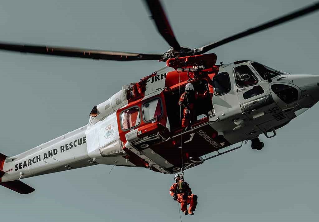 Helikopter som hjälper till vid ett räddningsärende