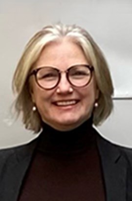 Porträtt på Therese Engström i kontorsmiljö