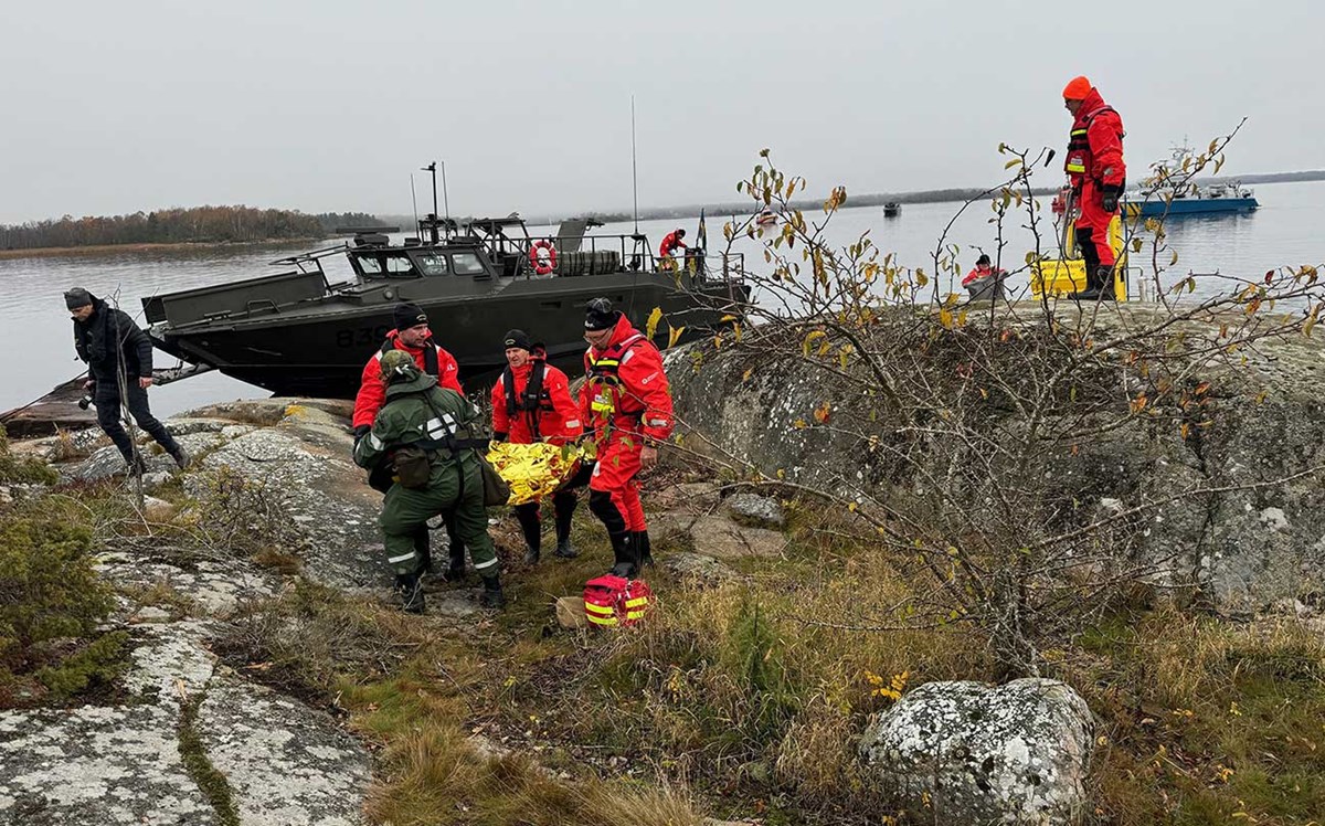 Bild på en sjöräddningsövning. 5 personer tränar på en docka.