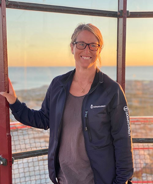 Emma Wegrell som står vid Måseskär fyr