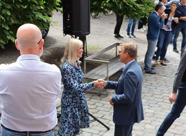 Erik hälsas välkommen av sina kommande kollegor...