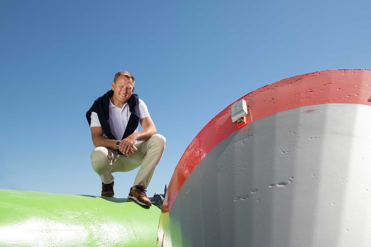 Erik Eklund som sitter bredvid en tank under porträttfoto