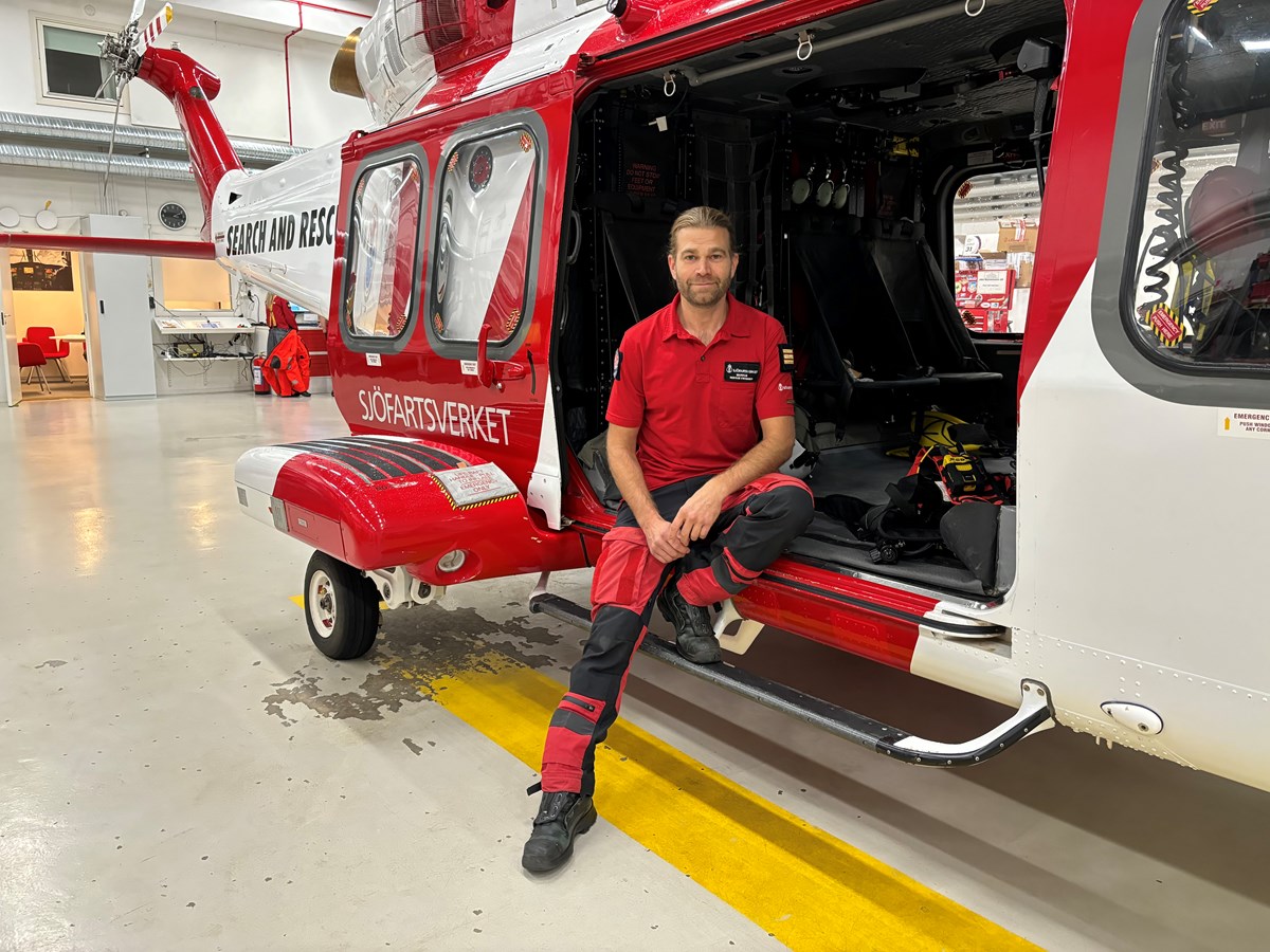 Markus, ytbärgare, sitter i en helikopter