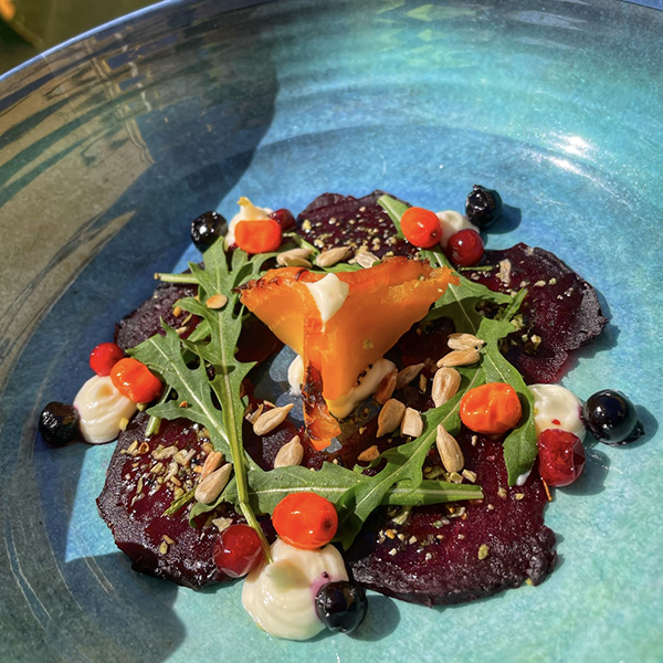 Carpaccio på beta med chèvrekräm, picklade nordiska bär samt honungsglace och lingoncrunch.
