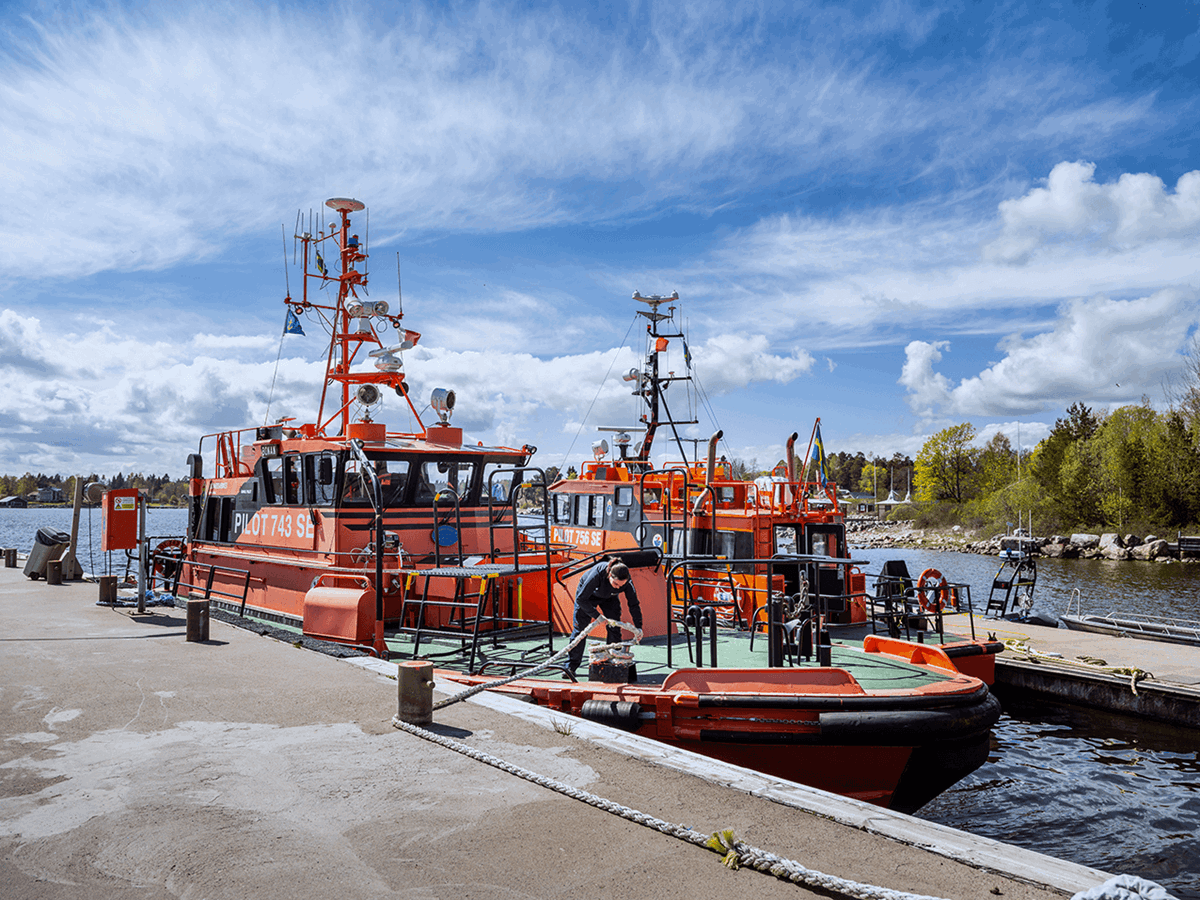 Bild på lotsbåt som ligger inne i hamnen