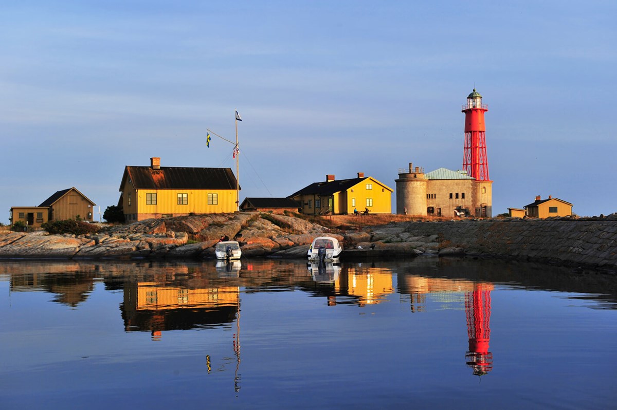 Utklippans fyr med blå himmel i bakgrunden.