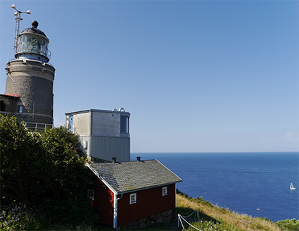 Kullens fyr med blå himmel och blått hav bakom.