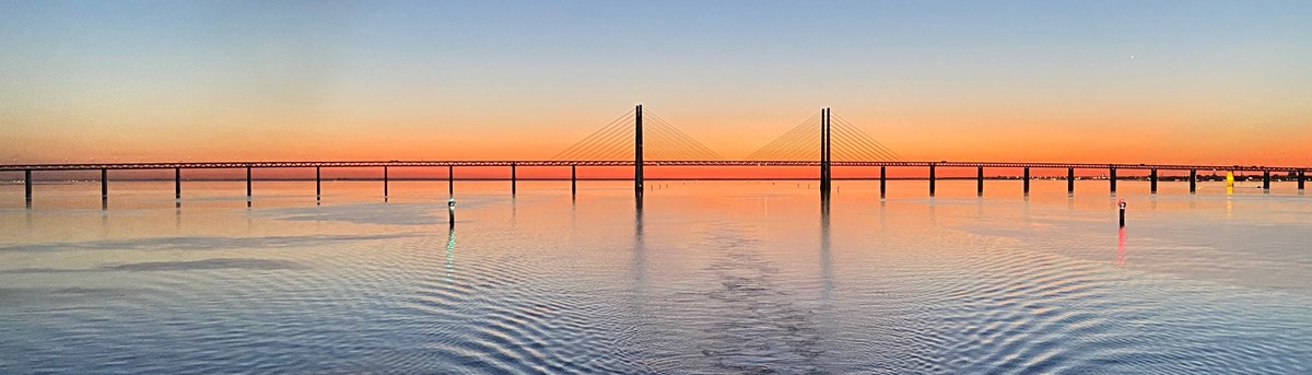 Foto: C Jangvert 2022-08-12 Öresundsbron i gryning.