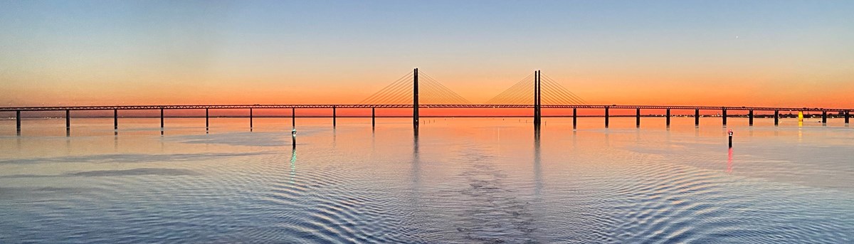 Öresundsbron i gryning.