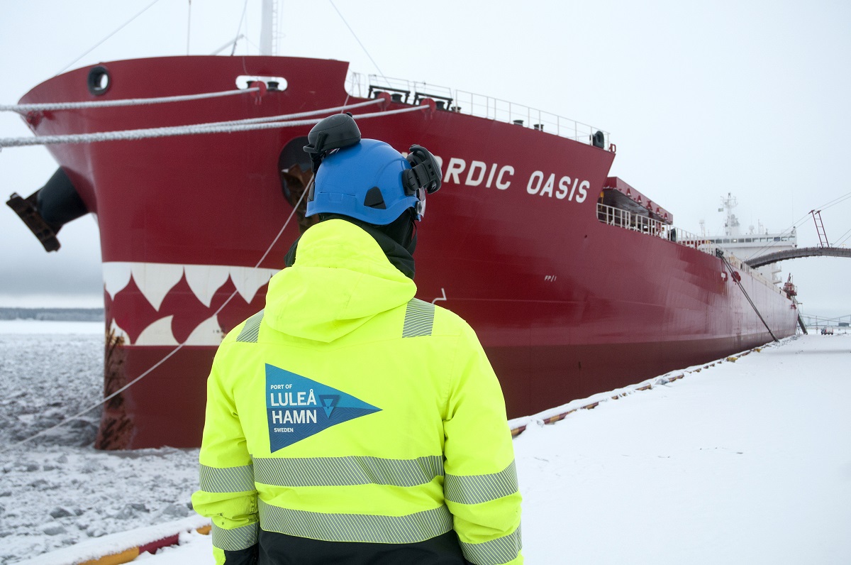 Fartyget Nordic Oasis, 225 x 32 meter, lastade 51.000 ton pellets och fines, förädlad och pulveriserad järnmalm, men sedan fick hon gå ut på djupare vatten för att lasta fullt med hjälp av mindre fartyg som kom ut med last. Den tids- och kostnadsfördyringen tas bort när projekt Malmporten blir verklighet med djupare hamn och farled. Foto: Agne Hörnestig fartyget Nordic Oasis, 225 x 32 meter, lastade i januari -18 51.000 ton pellets och fines, förädlad och pulveriserad järnmalm, men sedan fick hon gå ut på djupare vatten för att lasta fullt. Den tids- och kostnadsfördyringen tas bort när projekt Malmporten blir verklighet med djupare hamn och farled.