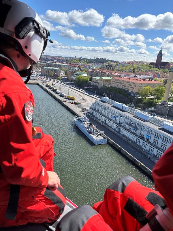 Det franska Natofartyget Pluvier lade till vid Stigbergskajen i Göteborg. Stigbergskajen med fartyget Pluvier. Bild tagen från helikopter.