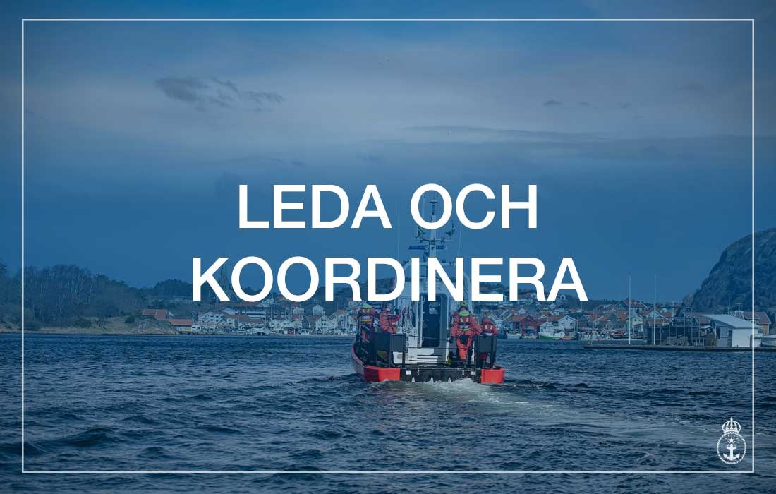 Bild på båt som kör mot en stad.