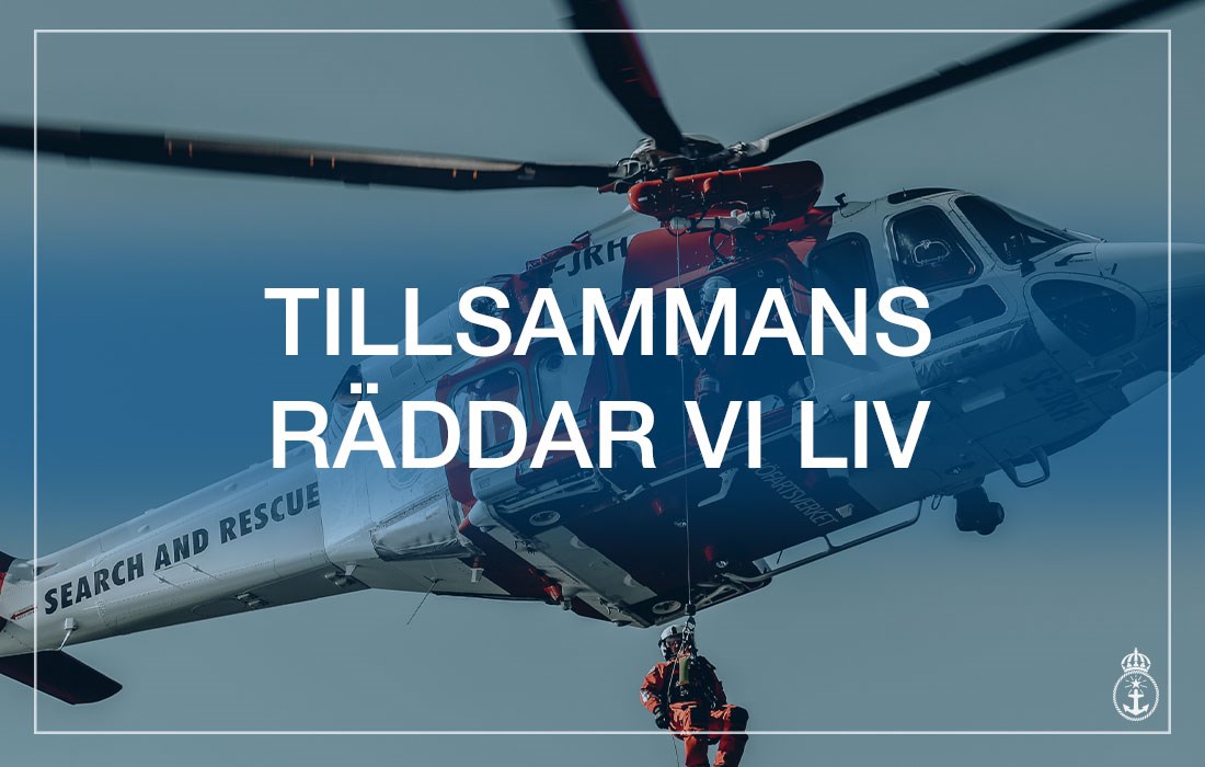 Bild på räddningshelikopter som vinschar ner en person.