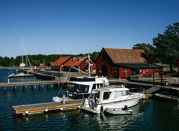 Fritidsbåtar i en skärgårdsmijö.