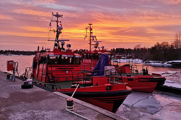 Bild på färja i skärgården