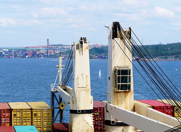 Fartyg och kranar i en hamn
