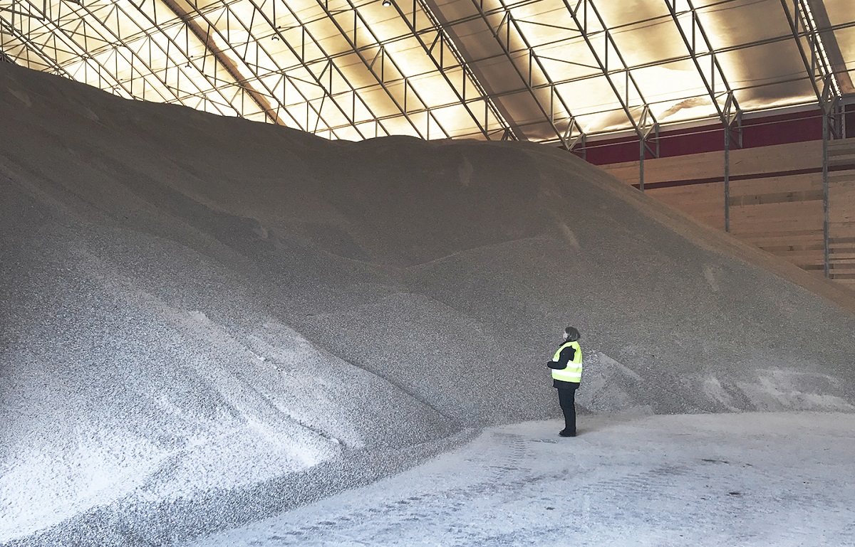 Pellets och salt utgör den största mängden bulkvaror som förvaras i lagerhallarna. Bulkgods är också den typ av gods som förväntas öka ordentligt i och med att farleden får större kapacitet. Foto: Hargs hamn Pelletslager Hargs hamn