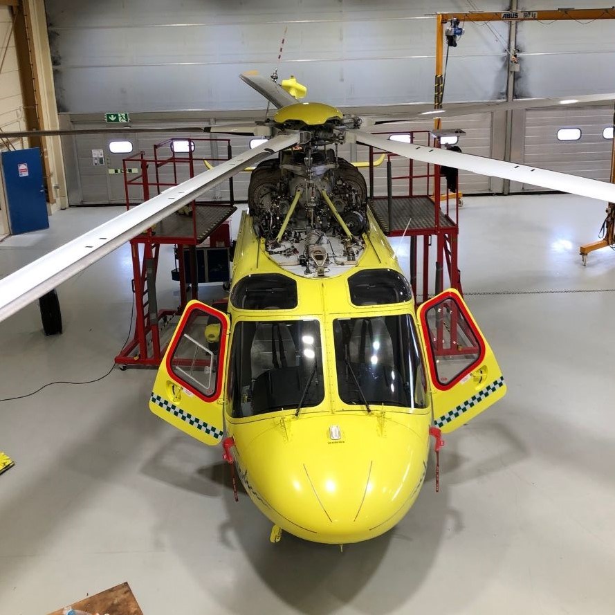 Helikopter i en hangar.