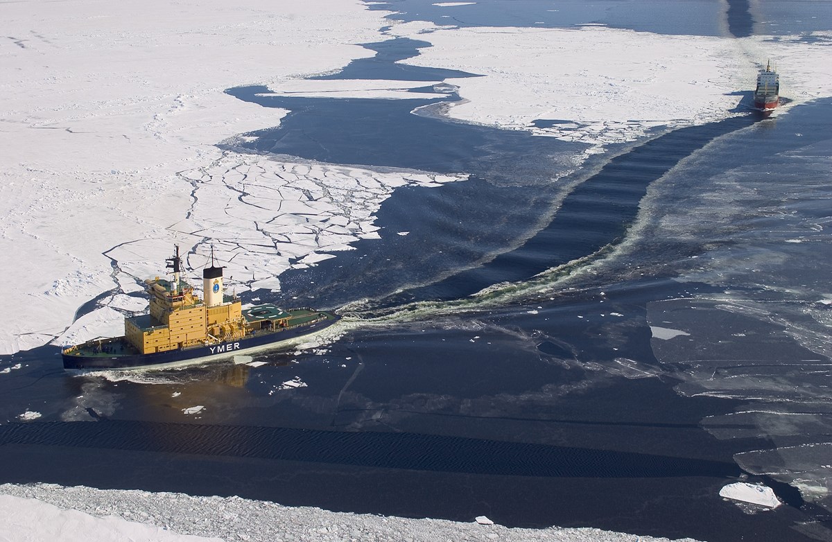 bild på Ymer bryter is för ett annat fartyg