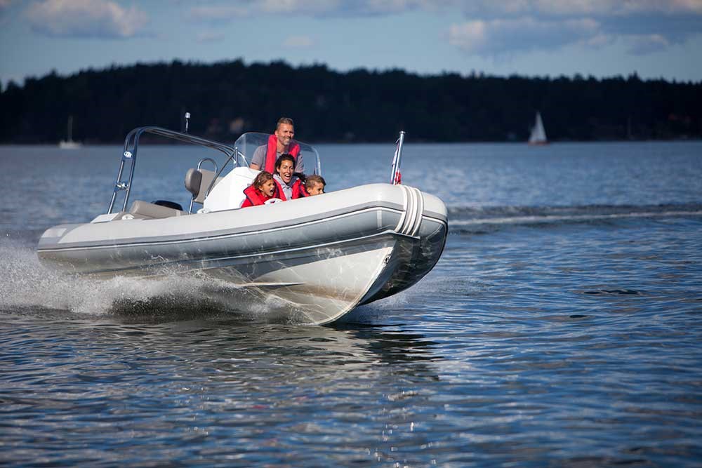 Familj som åker båt en fin sommardag