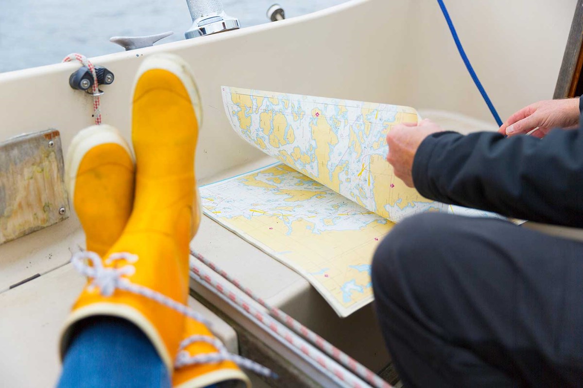 Bild på fritidsbåtsägare som läser en sjökarta