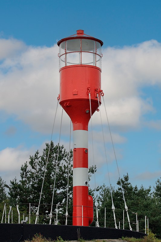 Fyren på Rosenhill mot blå himmel