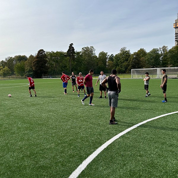 Del av en besättning spelar fotboll Del av en besättning spelar fotboll