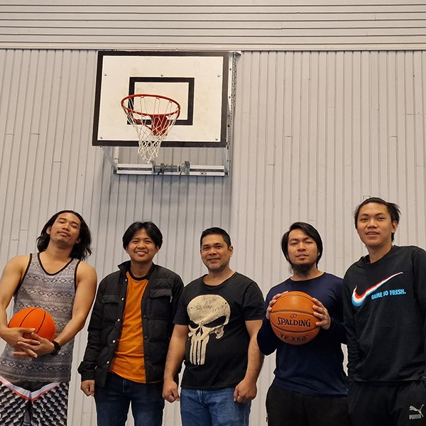 Fem sjömän står ombytta under en basketkorg, inomhus. Två av dem håller i basketbollar Fem sjömän står ombytta under en basketkorg, inomhus. Två av dem håller i basketbollar