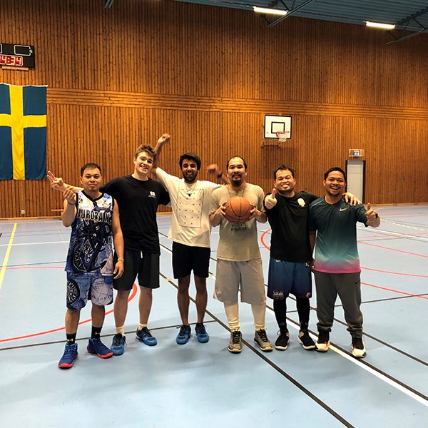 Del av en fartygsbesättning i sporthallen, med en basketboll Del av en fartygsbesättning i sporthallen, med en basketboll