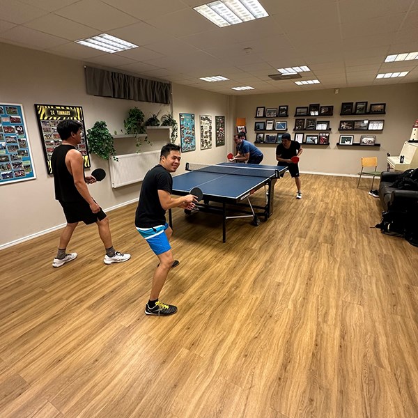 Fyra gäster spelar bordtennis Fyra gäster spelar bordtennis