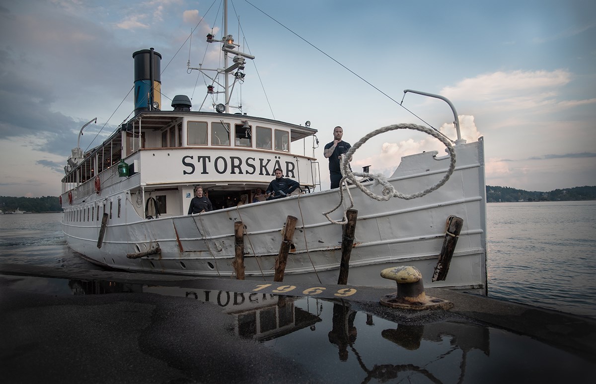 Man kastar lasso för att angöra gammal skärgårdsbåt