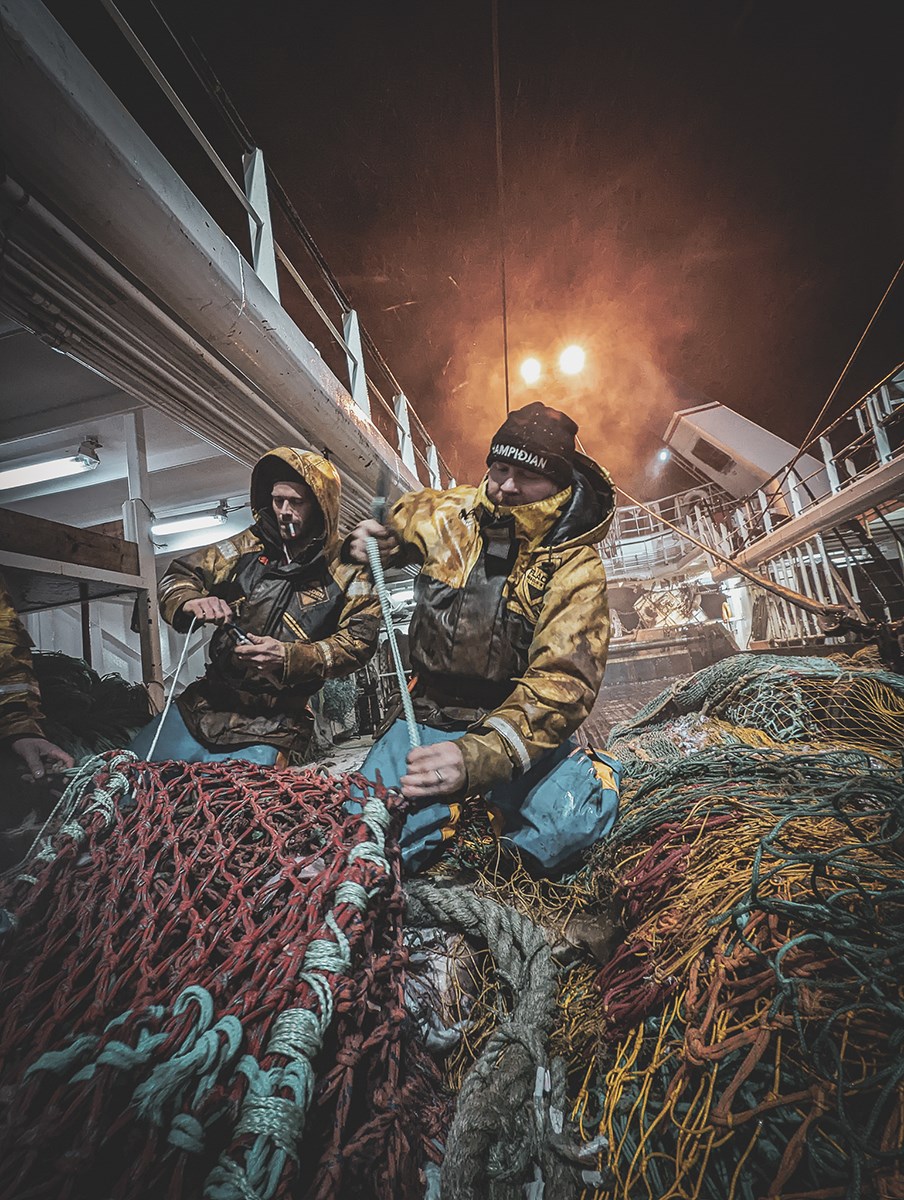 Fiskare jobbar på i natten.