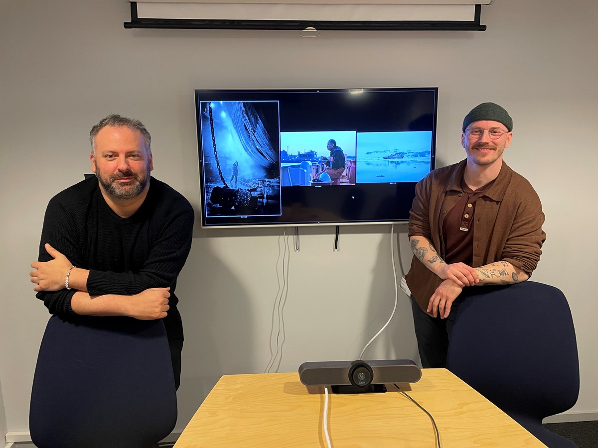 Juryn i svenska fototävlingen för sjöfolk framför en monitor med vinnarbidragen.