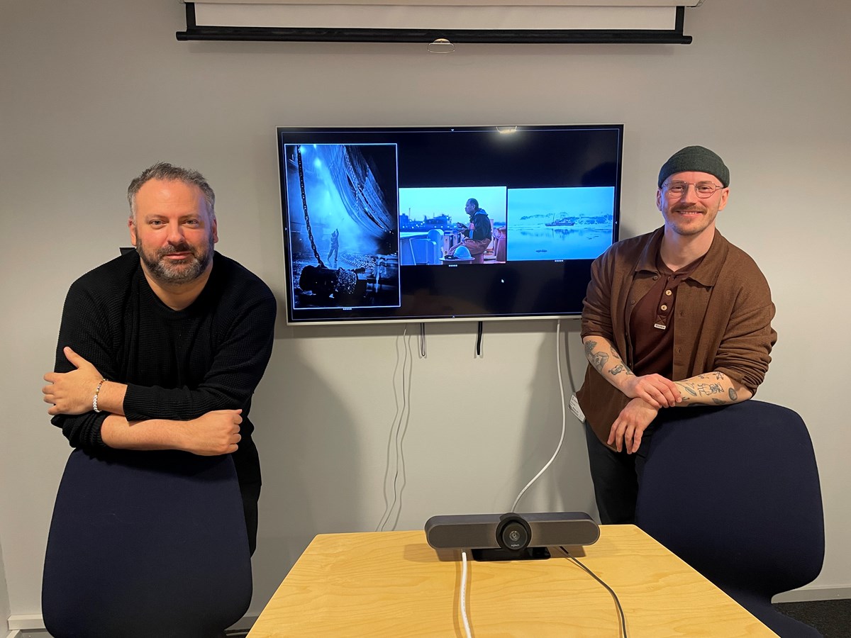 Den svenska deltävlingens jury utgjordes den här gången av fotografen Niclas Fasth och Sjörapportens redaktör Björn Alverfeldt. Juryn i svenska fototävlingen för sjöfolk framför en monitor med vinnarbidragen.