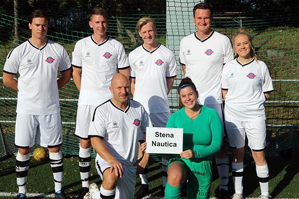 Fotbollsspelare står uppställda.