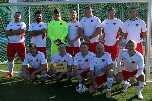 Fotbollsspelare står uppställda.