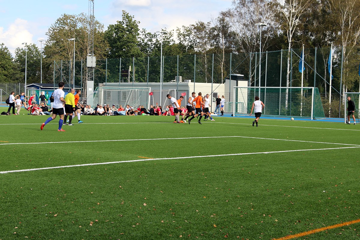 Fotbollsspelare på plan, under match