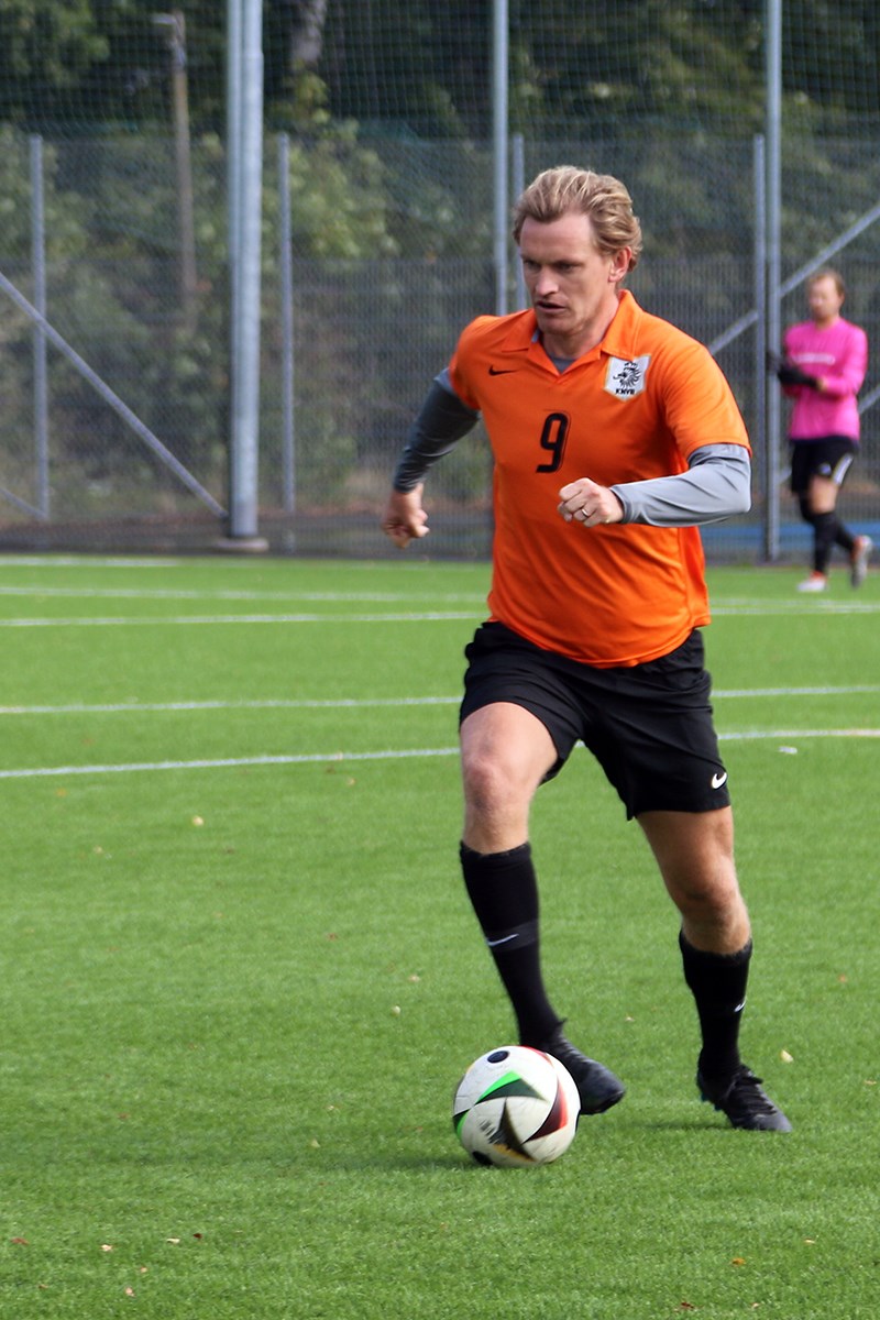 Alexander Simonsson från Klippans Båtmän gjorde flest mål, hela 11 stycken(!), och spelade så bra att han också fick domarnas utmärkelse "Bästa spelare". En ensam spelare driver bollen framåt. I bakgrunden skymtar en målvakt från en annan match på planen intill.