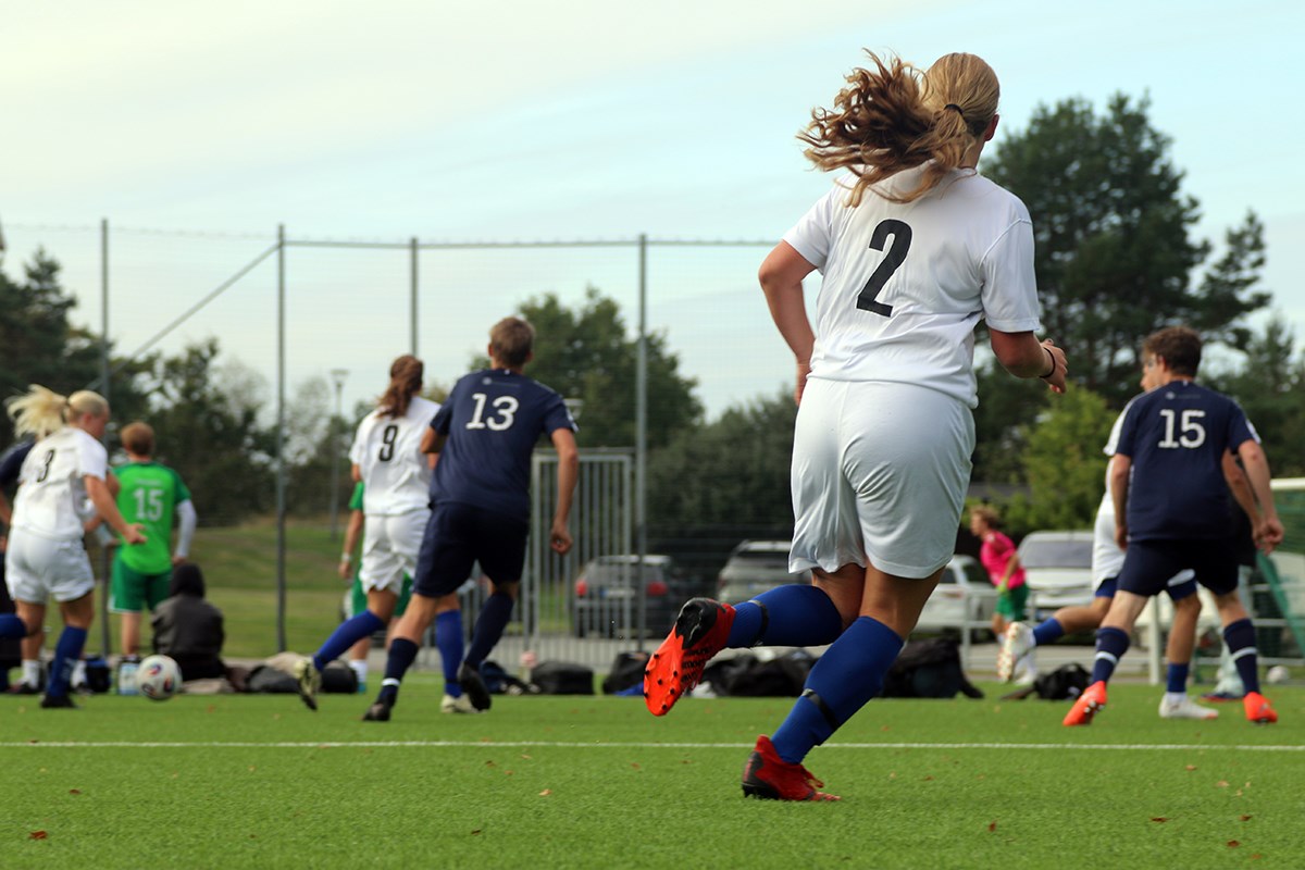 Flera fotbollsspelare springer