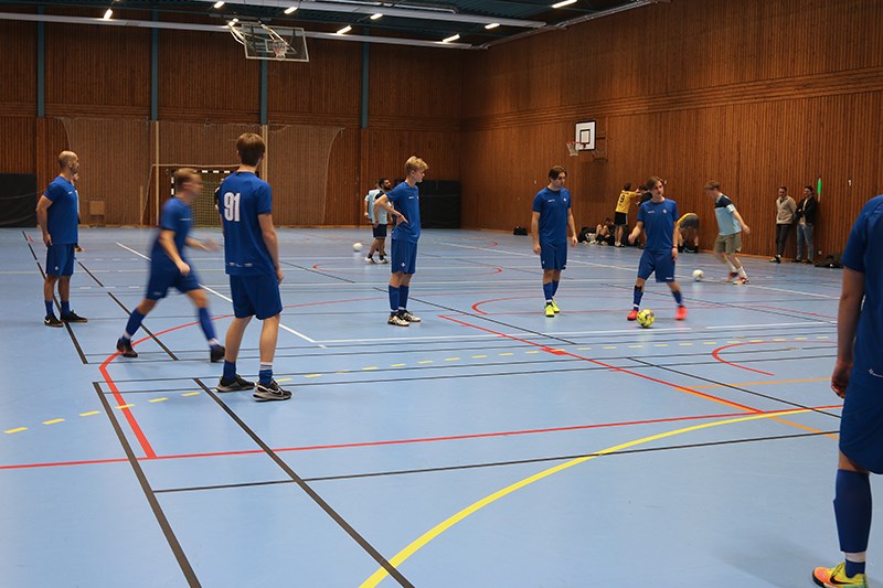 Laget från Sirius Shipping värmer upp innan matchen mot Stena Jutlandica. Flera fotbollsspelare värmer upp inför matchen
