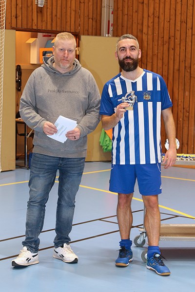 Emilio Rozzi tar emot priset för turneringens Bästa spelare från Nils Edoff (t.v.) Bästa spelaren får sitt pris