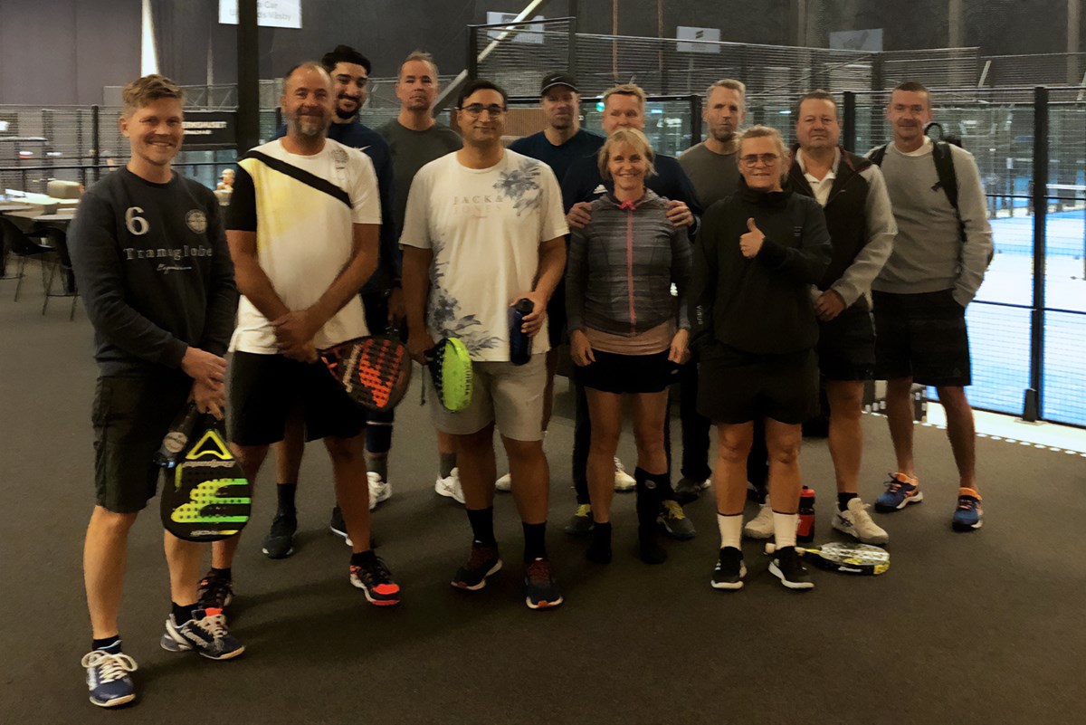 Gruppbild på samtliga deltagare i padeltureningen Seafarers open i Stockholm.