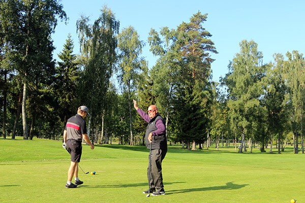 Bild på två golfspelare