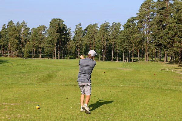 Golfspelare slår ut från tee
