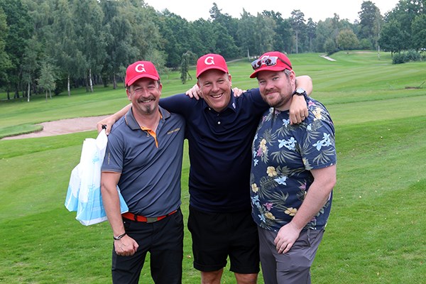 Tre golfspelare poserar efter prisutdelningen