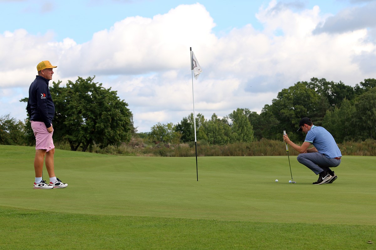 Två golfspelare på green