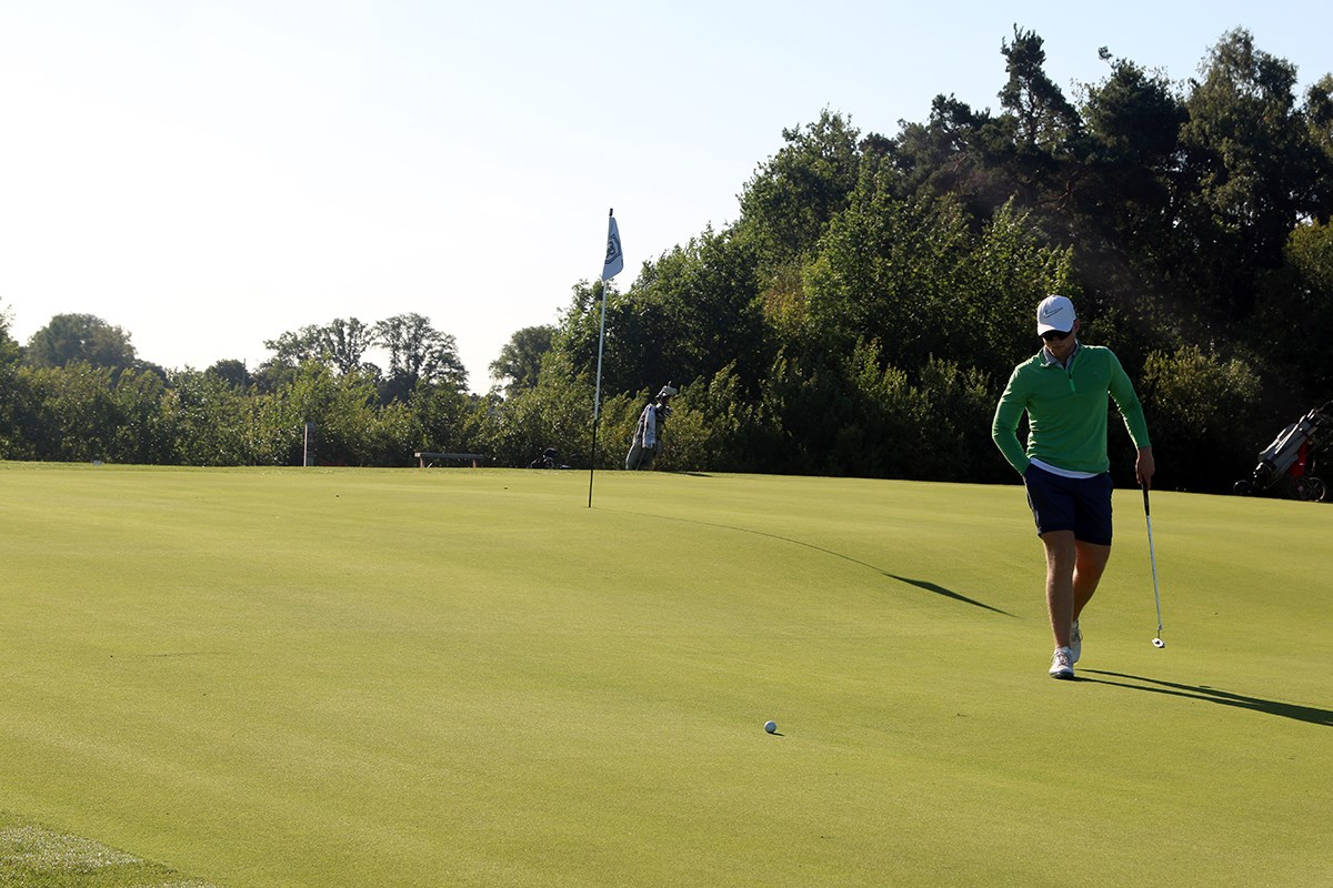 Golfare går på banan Golfare går på banan