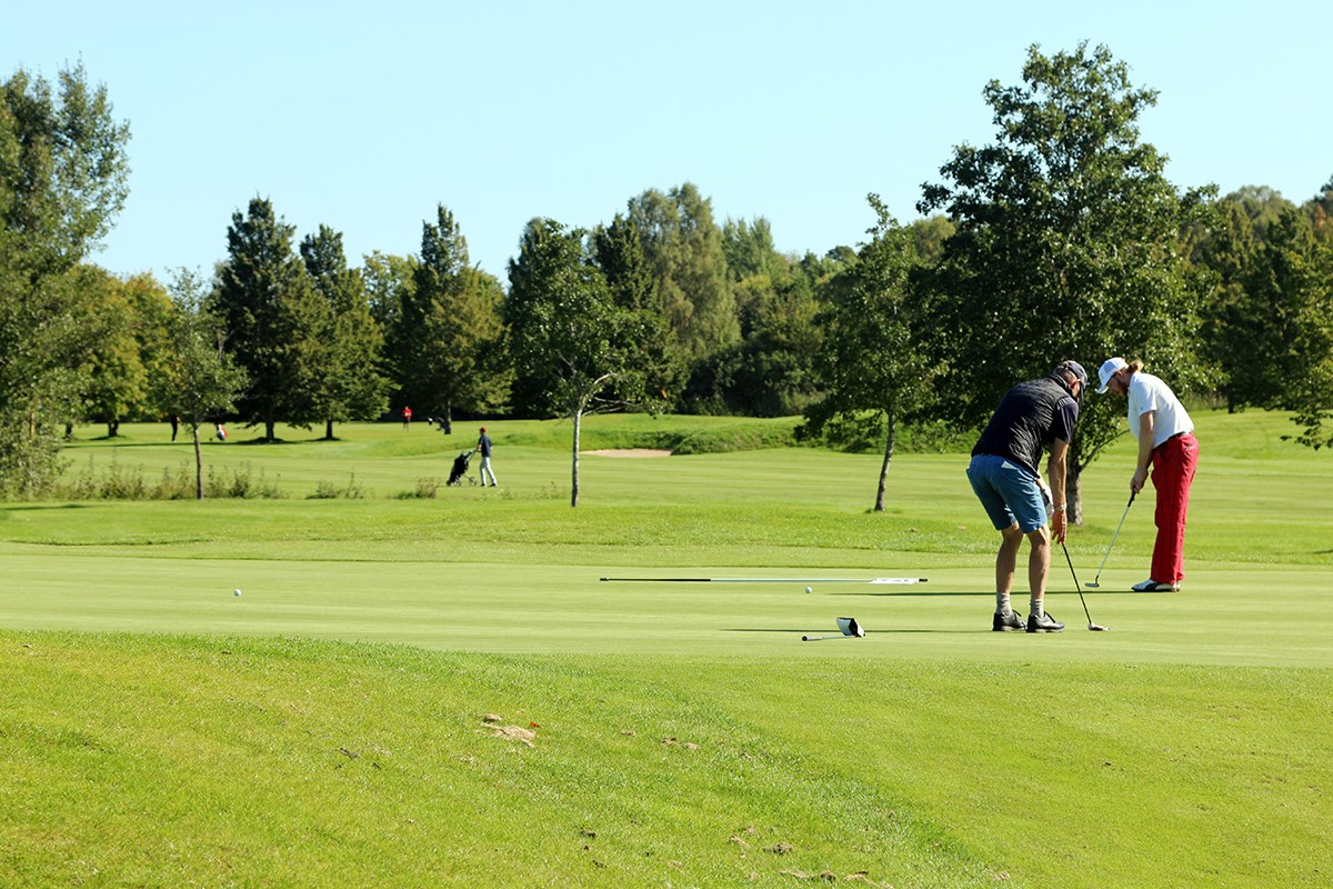 Puttar på greenen Puttar på greenen
