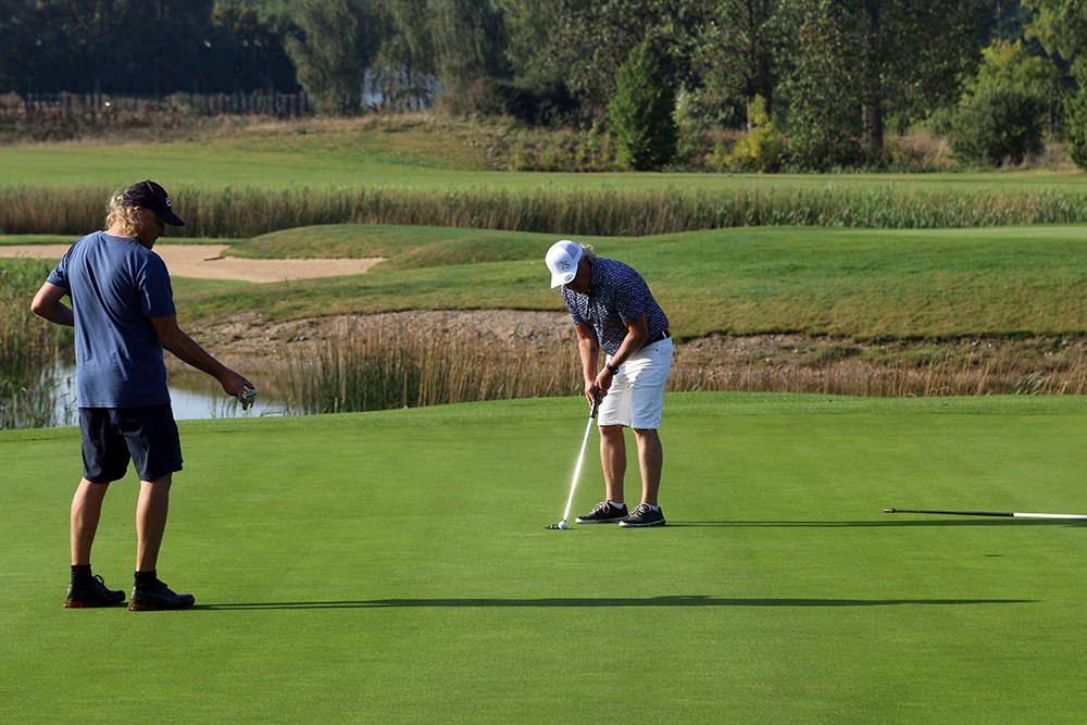 Mikael Hjort från Bro Nuuk vann tävlingens B-klass och är här i full färd med att putta i bollen i hål. Två golfspelare på green