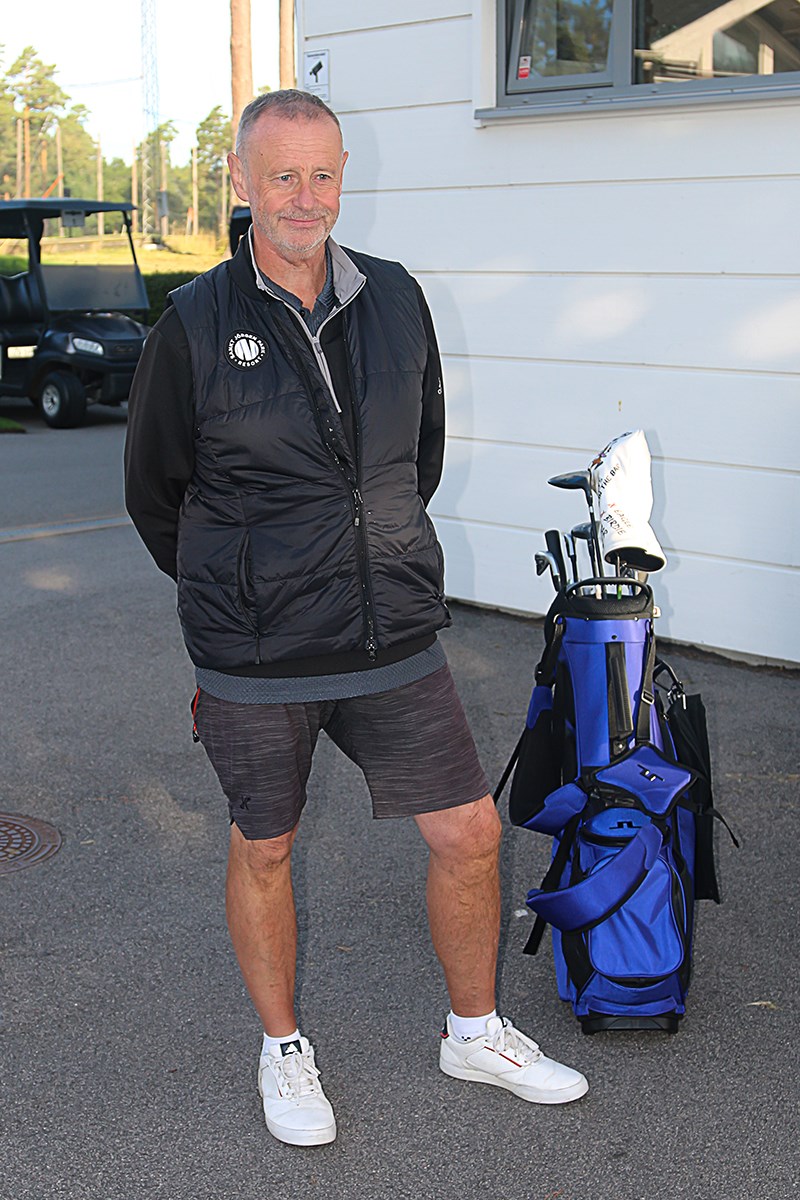 En person och en golfbag